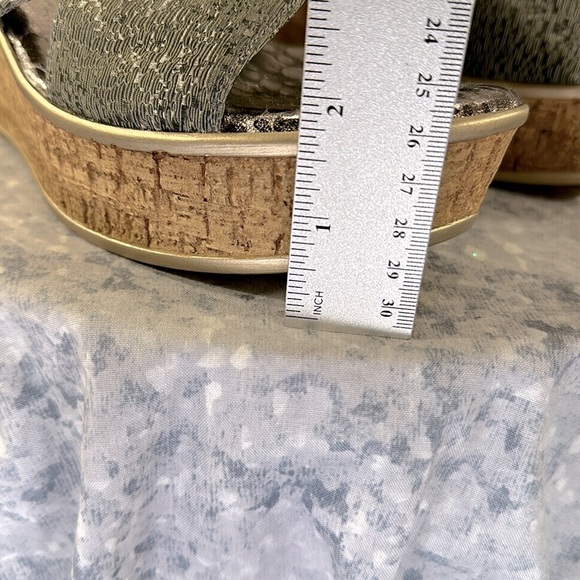 Love & Liberty Pewter Metallic Cross-Band Faux Cork Wedge Sandals WMS 9M🩶NWOT - Picture 8 of 12